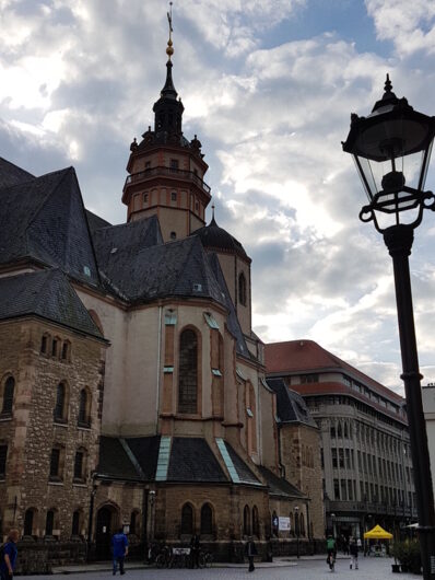 Blick auf den Seitenbereich der Nikolaikirche in Leipzig