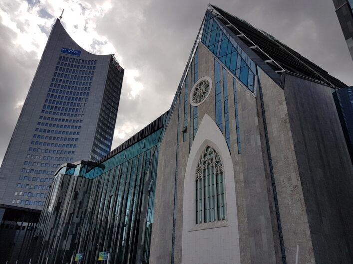 MDR-Kubus mit dem City Hochhaus Leipzig daneben