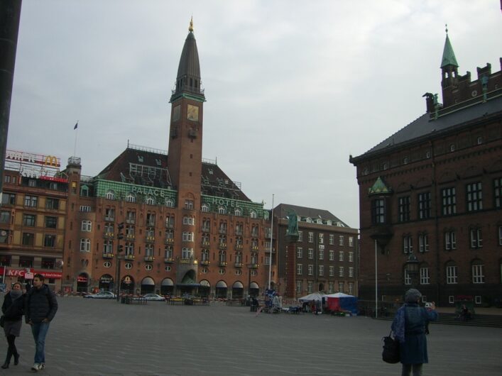 Backsteinbauten rund um den Rathausplatz von Kopenhagen