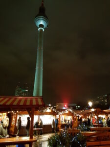 Buden auf dem Weihnachtsmarkt am Roten Rathaus und Blick auf den Fernsehturm dahinter
