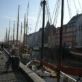 Hafenarm in Nyhavn mit Segelschiffen