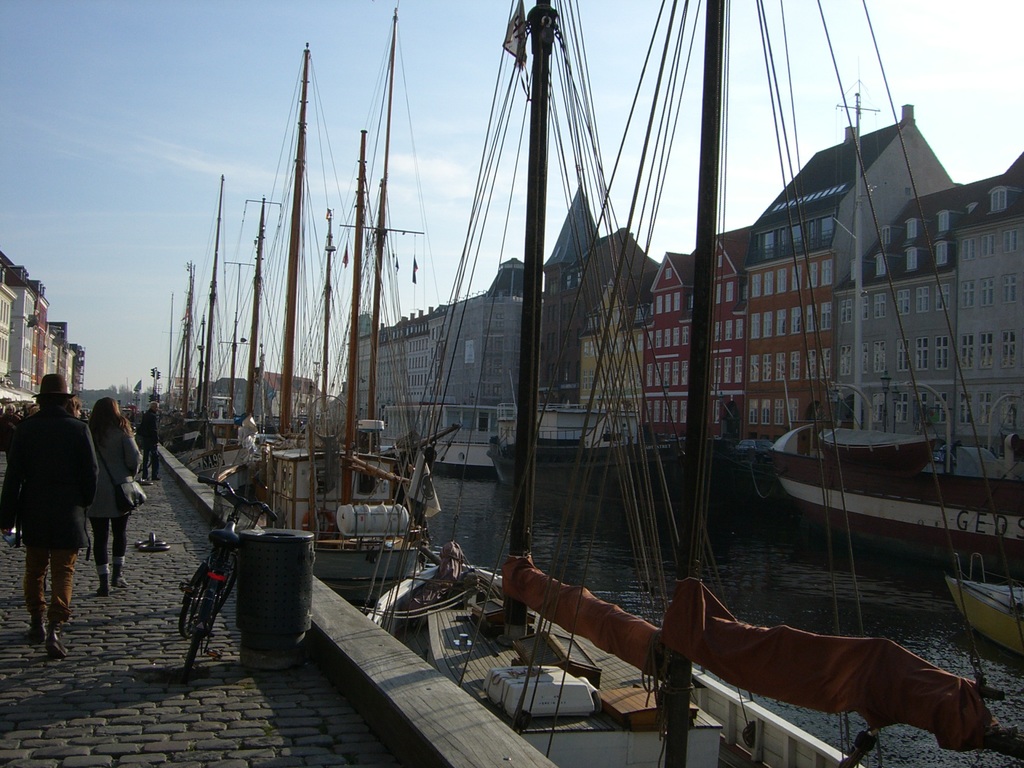 Hafenarm in Nyhavn mit Segelschiffen