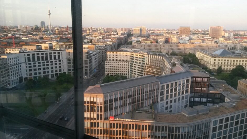 Blick am Potsdamer Platz auf die östliche City Berlins bis hin zum Fernsehturm am Alexanderplatz