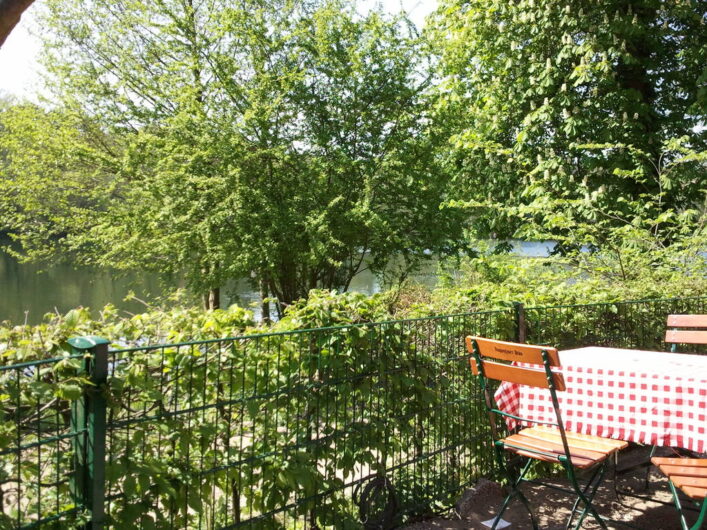 im Biergarten der Fischerhütte am Schlachtensee im Südwesten Berlins