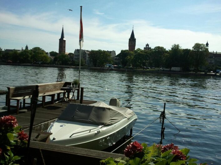 Blick vom Ufer auf die Altstadt von Köpenick