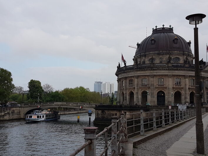 Stadtrundfahrtboot auf der Spree an der Museumsinsel