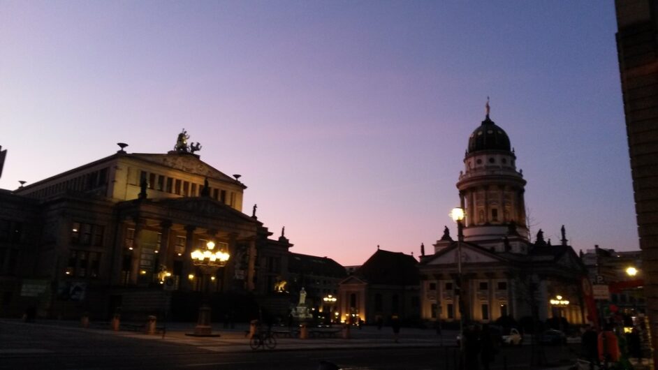 Blick auf den Gendarmenmarkt in der Dämmerung