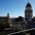 Blick von oben auf den Gendarmenmarkt mit dem Deutschen Dom im Vordergrund