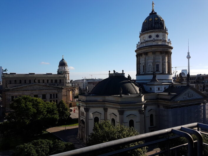 Blick von oben auf den Gendarmenmarkt mit dem Deutschen Dom im Vordergrund