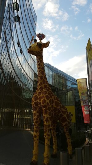 eine Lego-Giraffe vor dem Legoland in Berlin