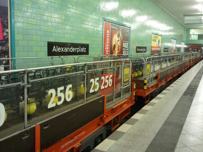 Wagen für die Fahrt mit dem U-Bahn-Cabrio in der U-Bahnstation Alexanderplatz