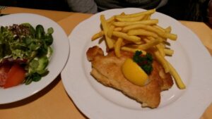Wiener Schnitzel mit Pommes frites und Salat im Rauthof in Ladis