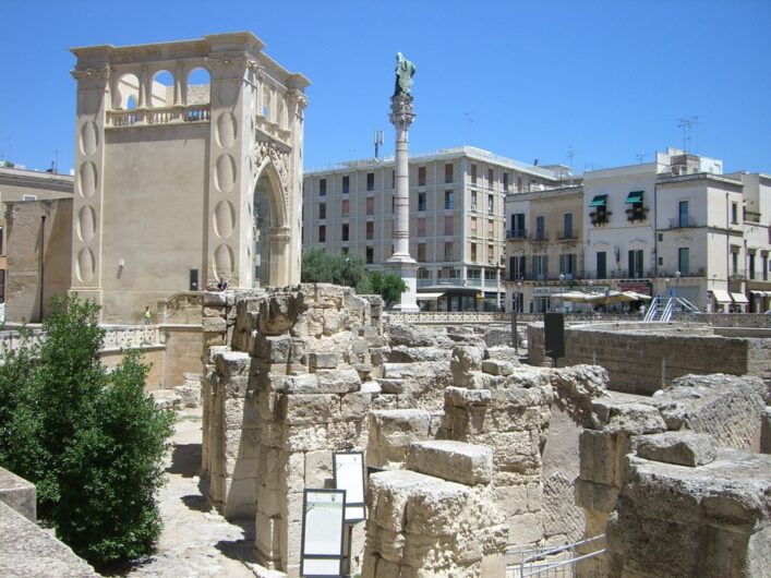 Blick auf die Säulen des Amphitheaters in Lecce