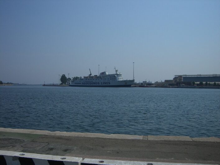 Blick auf den Hafen von Brindisi und eine dort liegende Griechenlandfähre