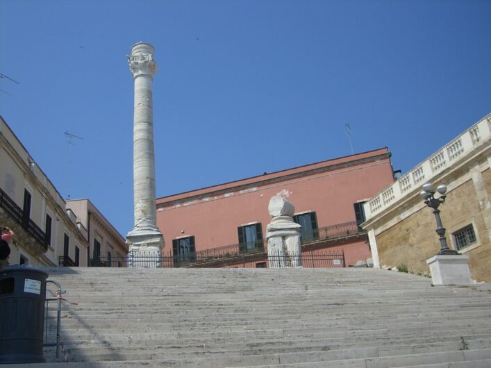 Blick auf die Säule am Ende der Via Appia in Brindise