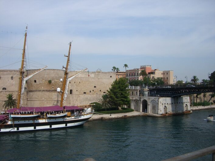 das Castello Aragonese mit der Brücke in die Altstadt von Taranto