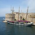 Castello Aragonese in Taranto mit einem alten Dreimaster davor