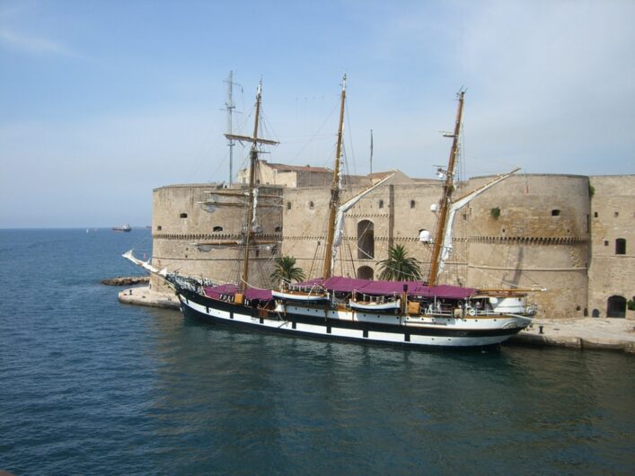 Castello Aragonese in Taranto mit einem alten Dreimaster davor