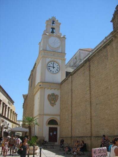 Blick auf den Dom in der Altstadt von Gallipoli