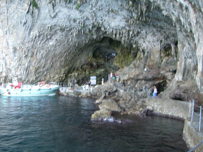 Eingang der Grotta Zinzulusa mit Ausflugsbooten davor