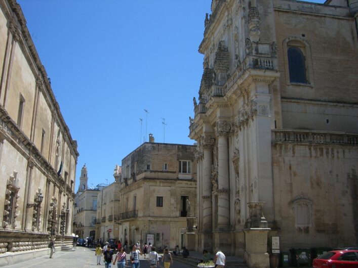 Blick auf eine Straße in Lecce mit Gebäuden aus dem typischen Tuffstein der Region