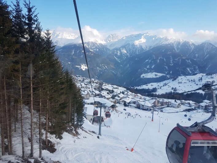 mit der Gondel der Schönjochbahn auf Fiss zuschweben