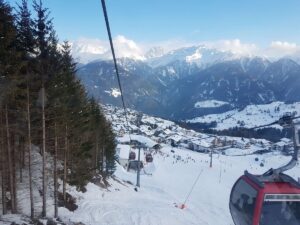 mit der Gondel der Schönjochbahn auf Fiss zuschweben