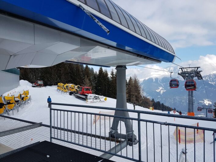 Schneekanonen und ein Pistenbully am Steigegg bei der Mittelstation der Schönjochbahn