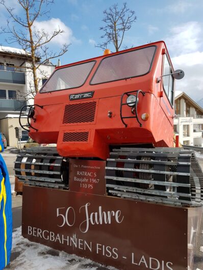 historischer Pistenbully an der Kasse der Bergbahnen in Fiss