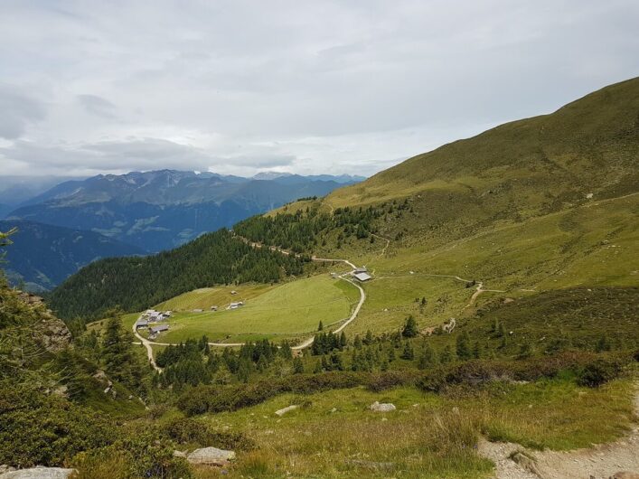 Blick auf den Tallner Alm Kaser, die Hirzerhütte und die Resegger Alm im Hirzergebiet