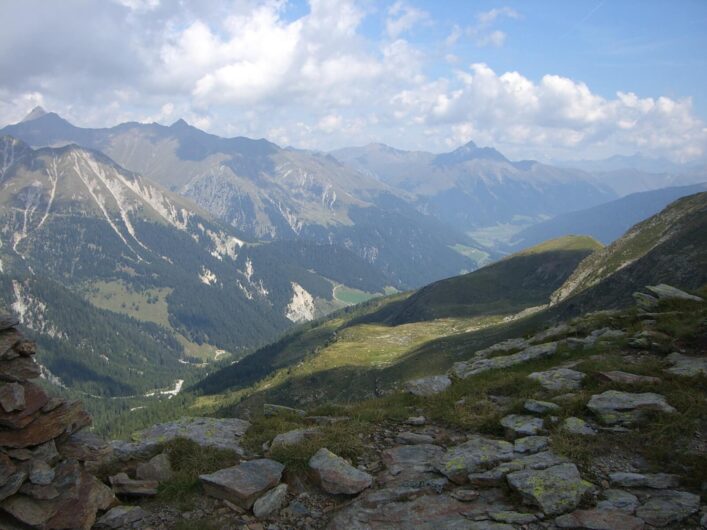 Blick über die umliegenden Berge auf Meran 2000