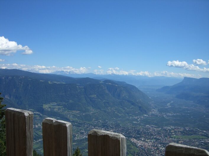 Blick vom Gasthof Mutkopf über Meran und das Etschtal