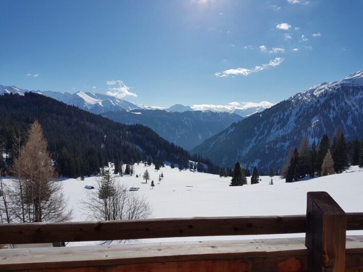 Ausblick auf die verschneite Tiroler Bergwelt hinter der Hög Alm in Serfaus