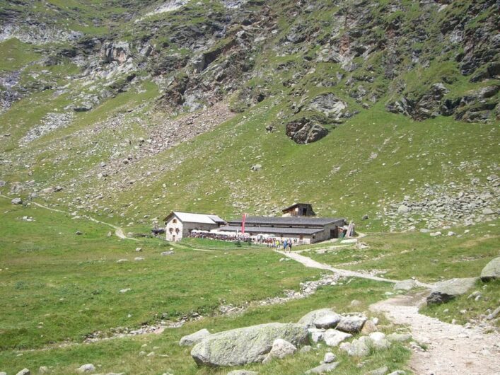 das Gebäude der Oberkaseralm liegt vor uns inmitten der Bergwelt