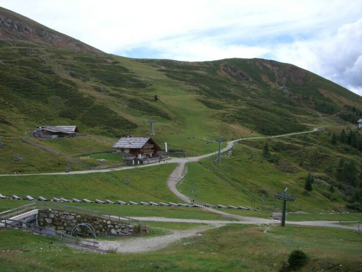 Wanderwege und Blick auf die Kirchsteigeralm auf Meran 2000