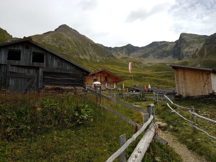 der Tallner Alm Kaser unterhalb des Hirzermassivs