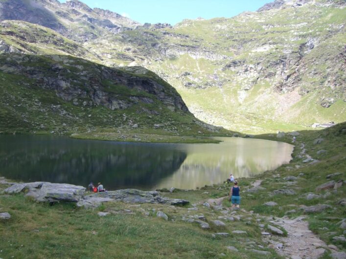 im Vordergrund einer der Spronser Seen im Hintergrund ist schon die Oberkaseralm zu sehen