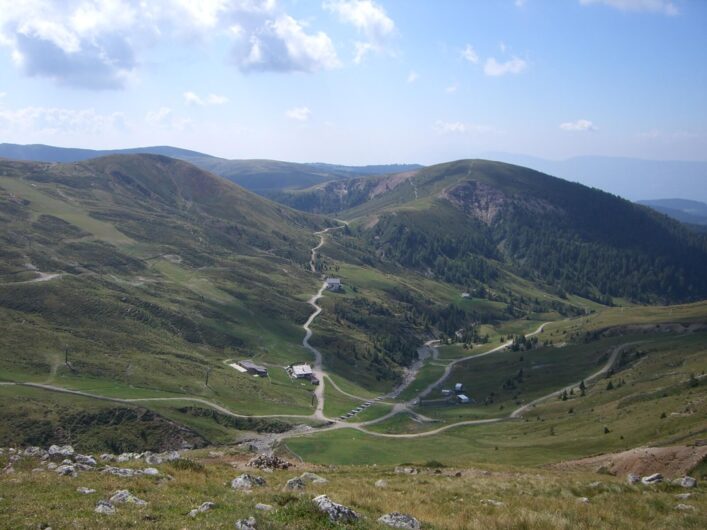 Blick über das Plateau von Meran 2000 mit der Kirchsteigeralm unten am Fuß des Großen Mittagers