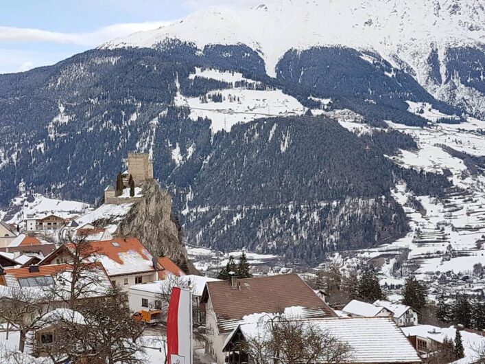 Blick vom Balkon des Hotel Tirol zur Burg Laudegg in Ladis