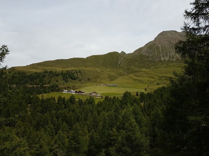 Blick auf die Almen im Hirzergebiet unterhalb des Hirzermassivs