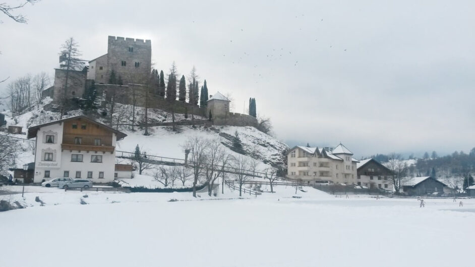 Burg Laudegg und der Dorfweiher von Ladis