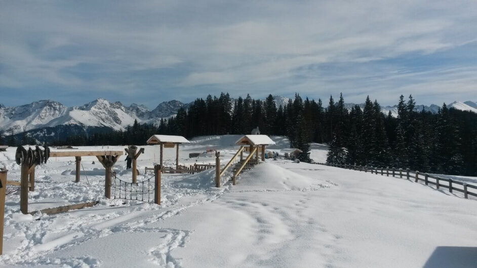 Blick auf die Spielgeräte des Erlebnisparks Hög in Serfaus