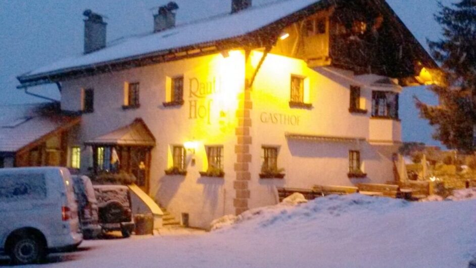 Blick auf den abendlich beleuchteten Gasthof Rauthof