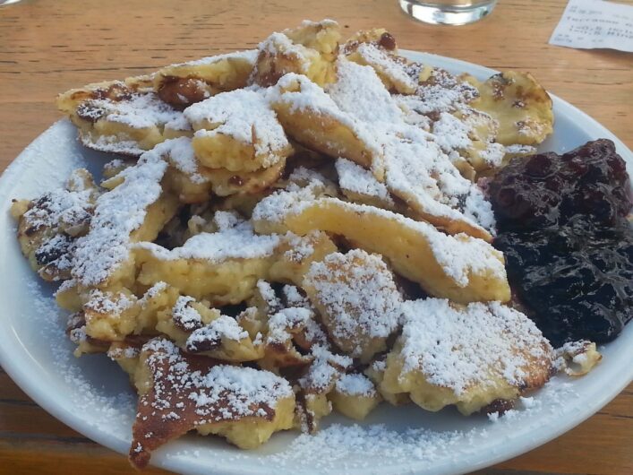 Kaiserschmarrn mit Preiselbeermarmelade in der Schutzhütte Schneeberg