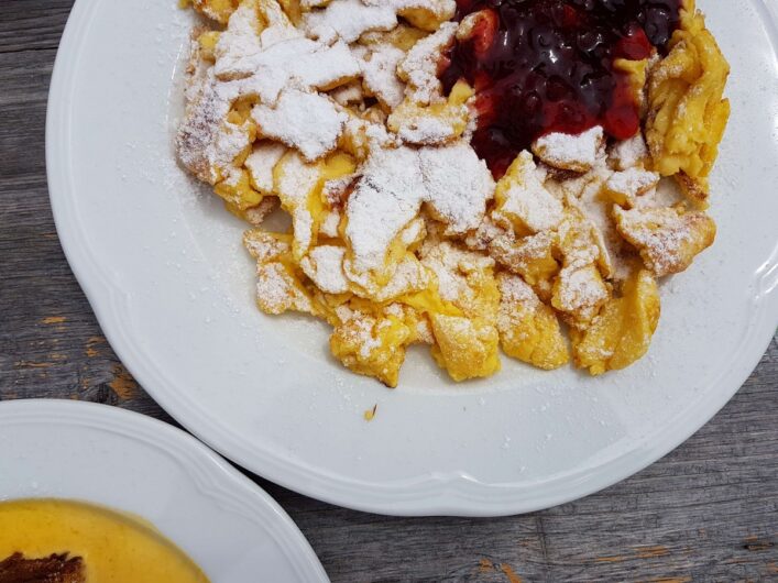 Kaiserschmarrn mit Preiselbeermarmelade beim Tallner Alm Kaser