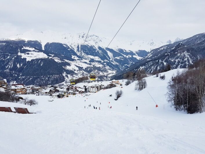 Blick auf Ladis und die Ladisabfahrt mit der Sonnenbahn