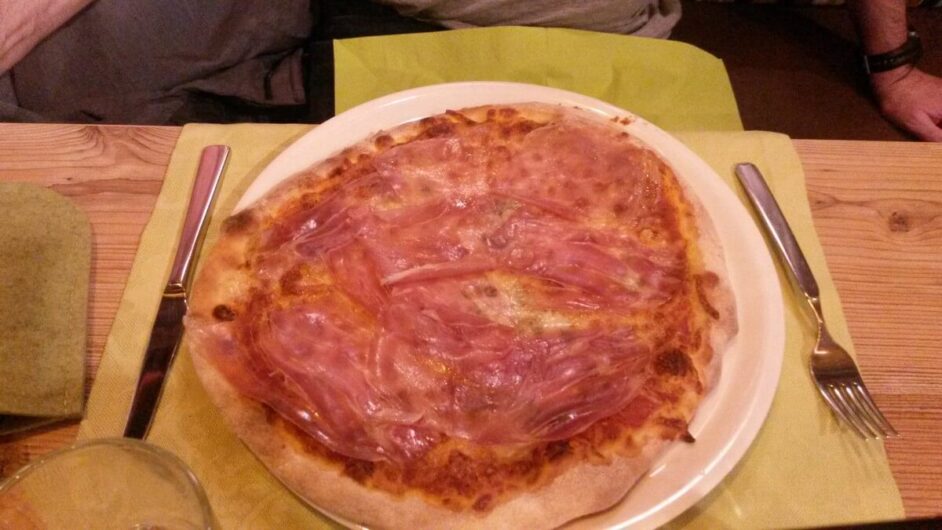 Pizza Prosciuto in der Pizzeria Reblaus
