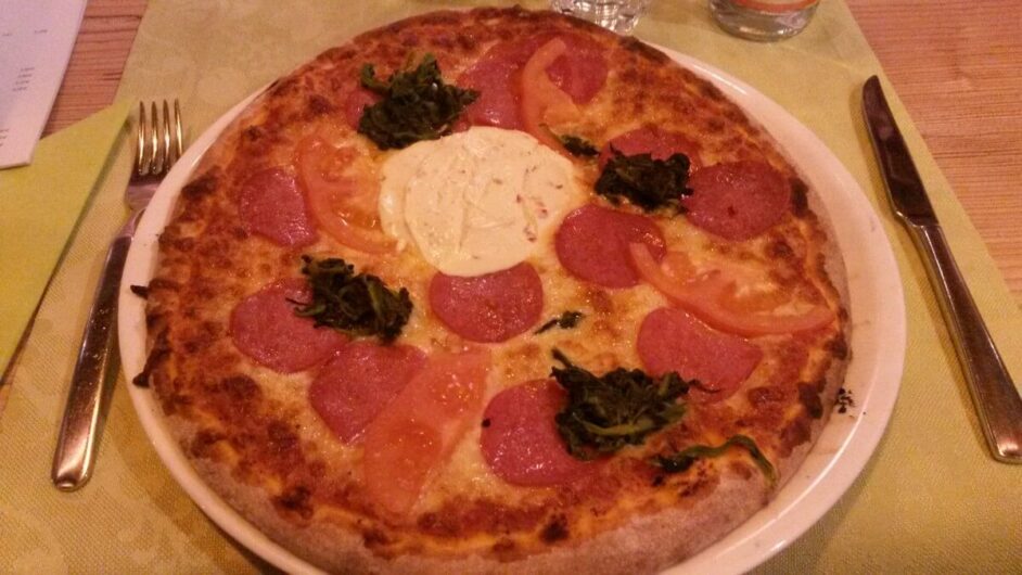 Pizza mit Salami und Quark in der Pizzeria Reblaus
