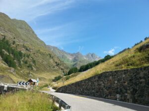 Beginn der Wanderung zum Erlebnisbergwerk Schneeberg an der Timmelsjochstraße mit Blick auf die Berge