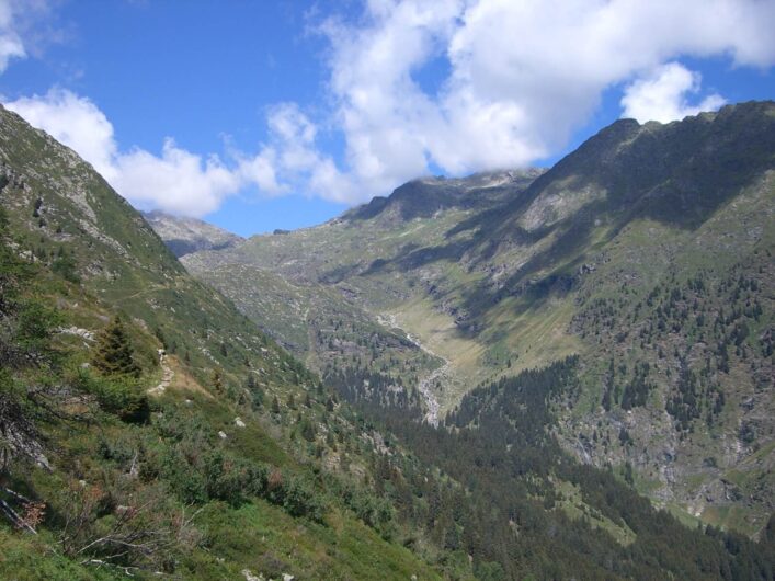 Blick über die Bergwelt vom Weg Richtung Oberkaseralm